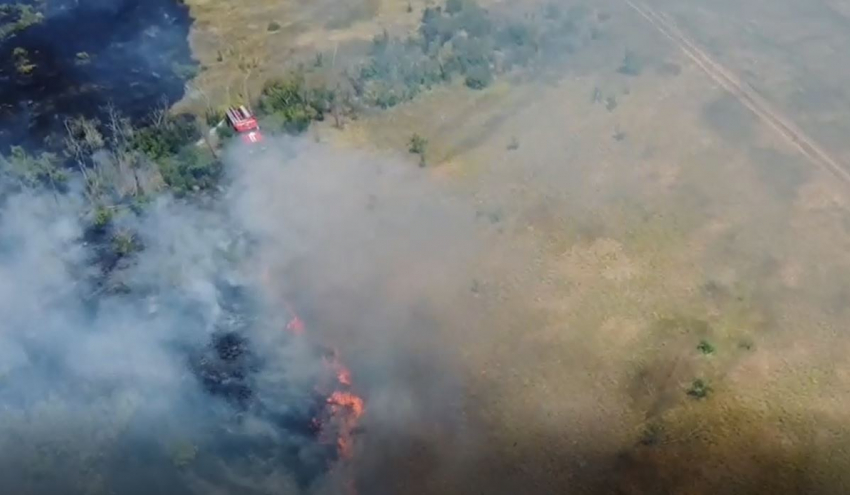 Бушующий пожар в угодьях на подступах к Волгограду сняли на видео с высоты