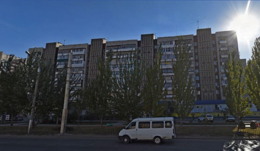 За жизнь борются врачи: из окна многоэтажки в Волгограде выпала 28-летняя девушка 