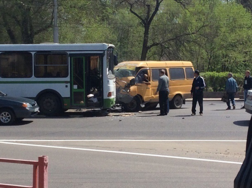 Маршрутка и автобус столкнулись лоб в лоб на севере Волгограда
