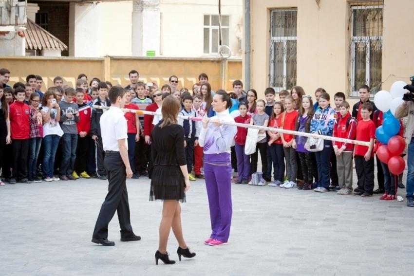 Елена Исинбаева подарила шест, с которым установила первый мировой рекорд