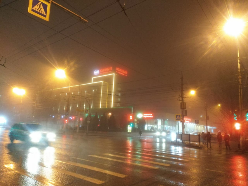 На вечерний Волгоград опустился сильный туман 