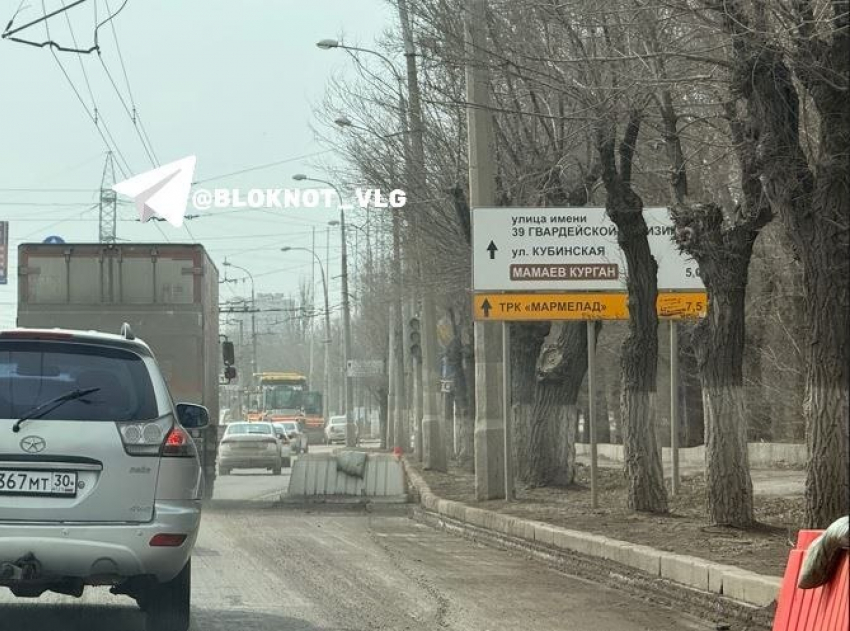 Весенний ремонт дорог стартовал в Волгограде: улицы перекопаны