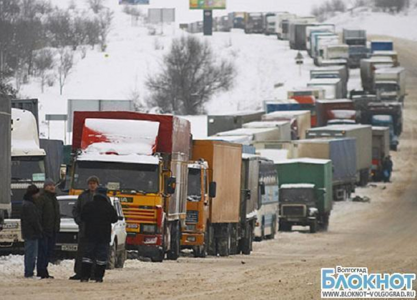 Из-за снегопада в Волгограде ограничено движение транзитного транспорта