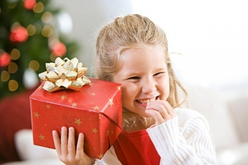 Волгоградцы могут обсудить новогодние подарки для детей на «горячей линии»