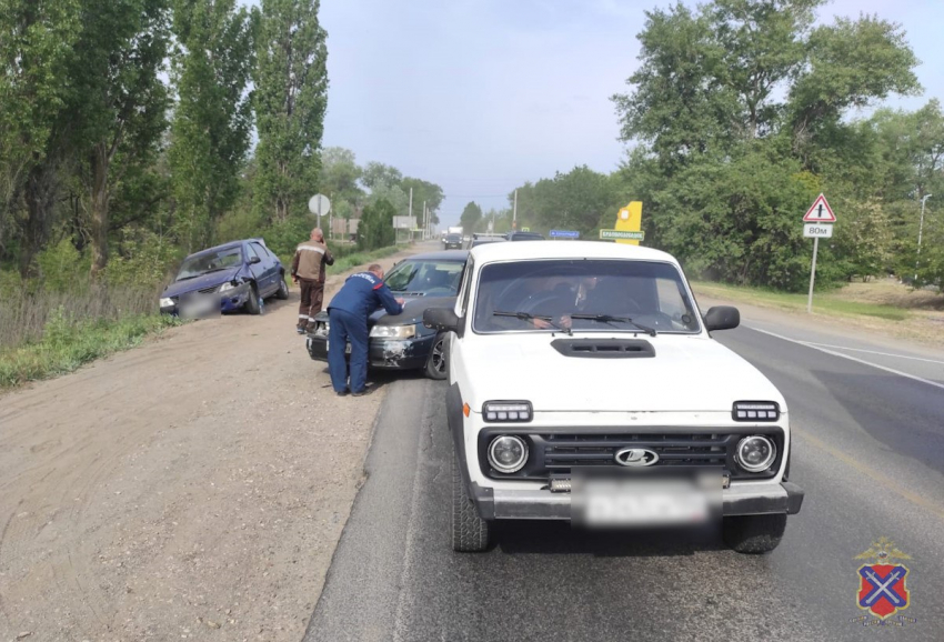 Два Renault и два ВАЗа столкнулись в массовой аварии под Волгоградом 