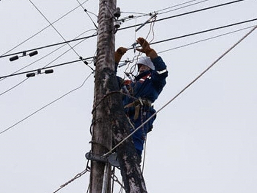 Под Волгоградом в двух районах после урагана  восстановлена подача электричества 