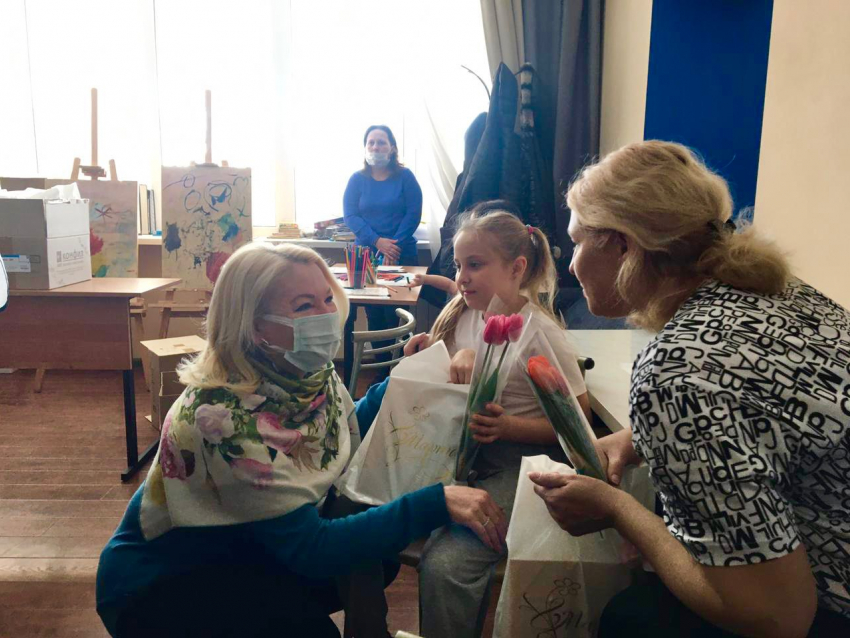 В Волгограде прибывших из Донбасса женщин поздравили с 8 Марта