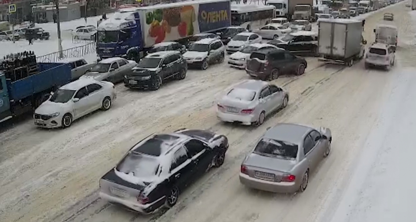 Район с самыми жуткими пробками назвали в Волгограде: видео 