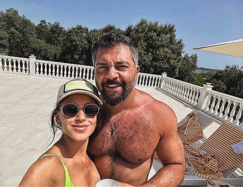 Наметившуюся лысину показал певец Алексей Чумаков: зато есть шикарное декольте