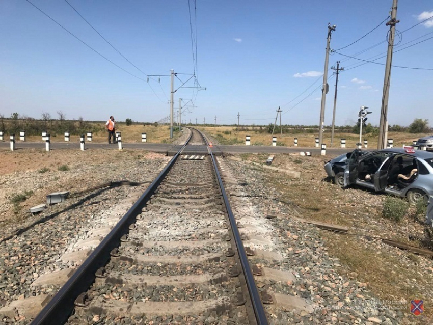 Lada Granta протаранила поезд под Волгоградом: женщина в больнице