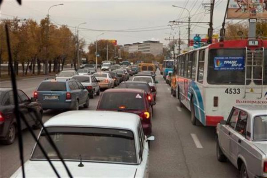 Дзержинский район встал в многокилометровых пробках 