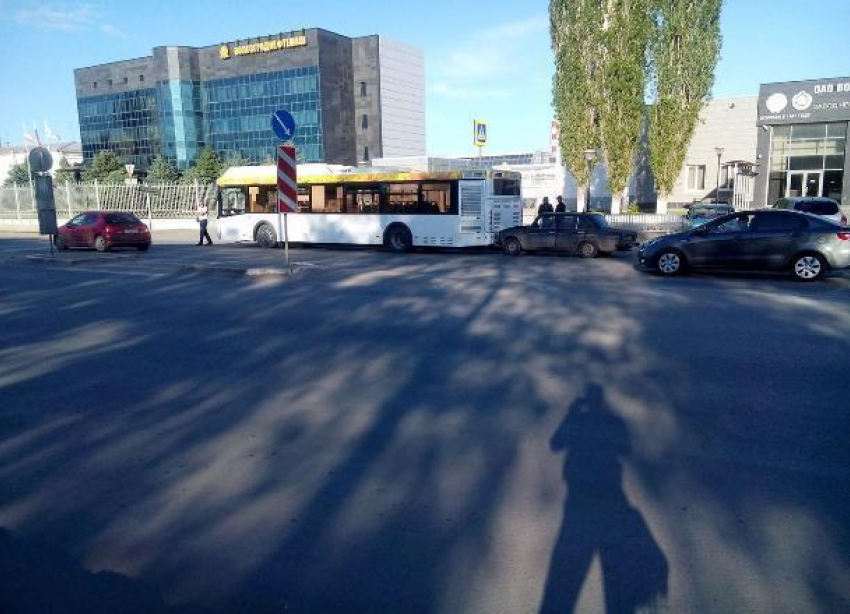 В Волгограде отечественная «шестерка» подбила автобус «Питеравто»