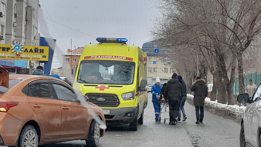Два человека госпитализированы после наезда иномарки в центре Волгограда