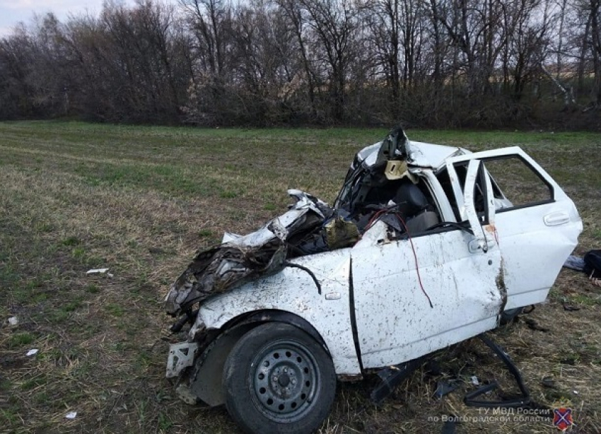 Грузовик смял Lada Priora в гармошку на трассе под Волгоградом: водитель и пассажир погибли на месте