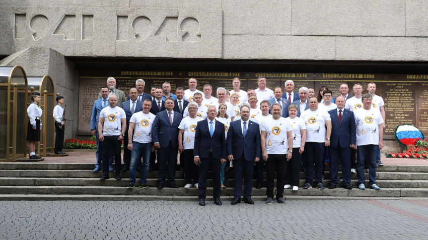 Отказавшийся от мандата волгоградский депутат-миллионер вернулся в облдуму ради автопробега с халявными футболками