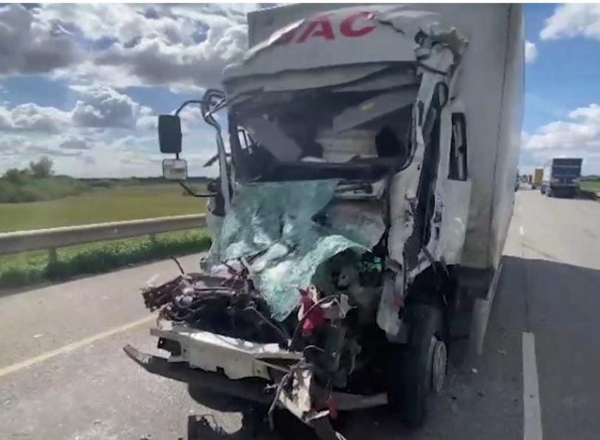 Китайская фура всмятку: в Волгоградской области в ДТП с грузовиками пострадал водитель