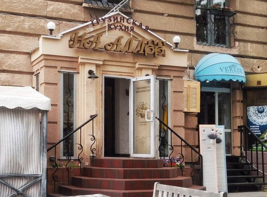 «Мне очень неудобно перед ветеранами»: директор волгоградского кафе извинилась за официанта