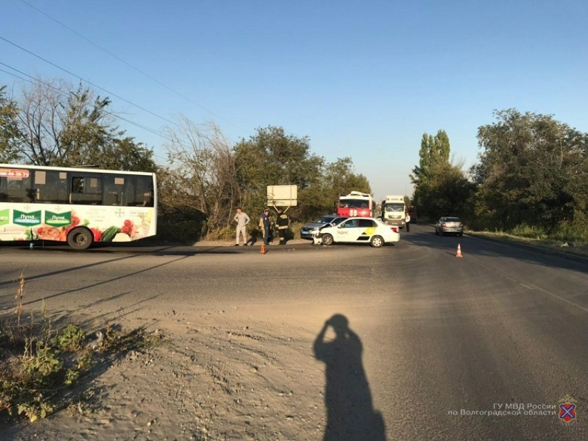 Пассажирка «Яндекс.Такси» отправилась в больницу после столкновения с «КамАЗом» и автобусом в Волгограде