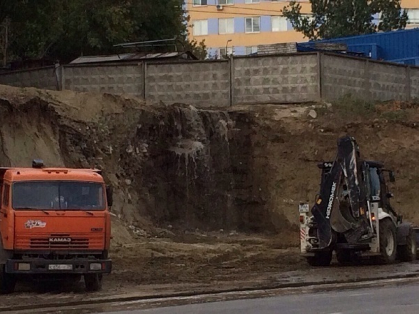Водопад около областного морга в Волгограде устроили строители автомойки