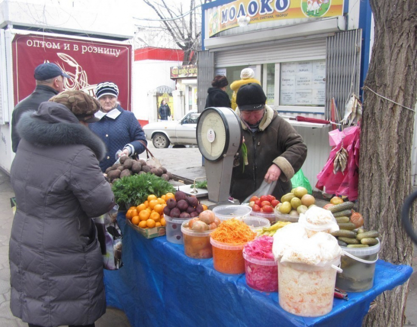 Чиновники разогнали стихийный рынок около Центробанка в Волгограде