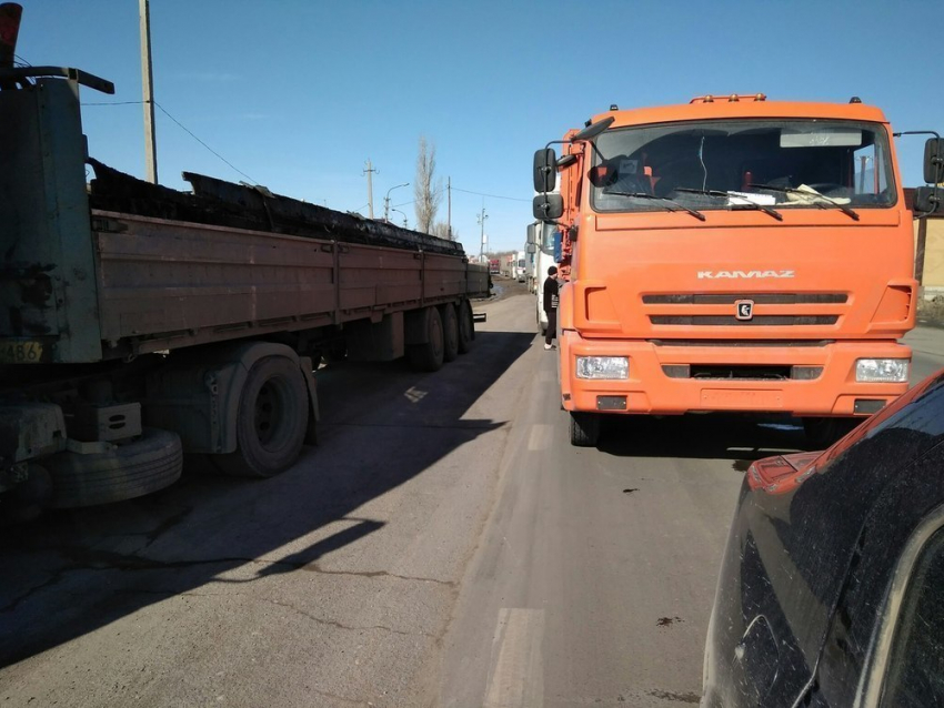 Многокилометровая пробка собралась на дороге из Камышина в Волгоград из-за ДТП