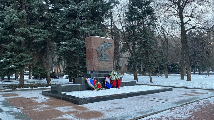Братскую могилу в центре Волгограда довели до аварийного состояния