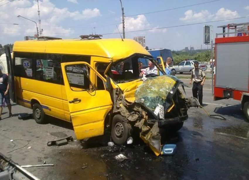 В столкновении двух маршруток пострадал 57-летний волгоградец