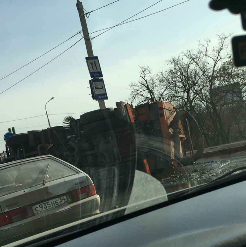 На западе Волгограда перевернулась спецтехника