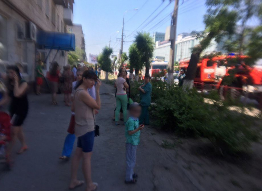 38 человек эвакуировали из детской поликлиники в Волгограде из-за короткого замыкания