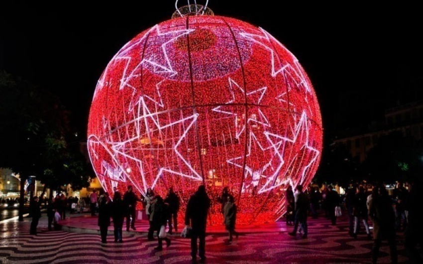Улицы Волгограда украсили светодиодный шар, «танцующие сосульки» и 200 плакатов с поздравлениями
