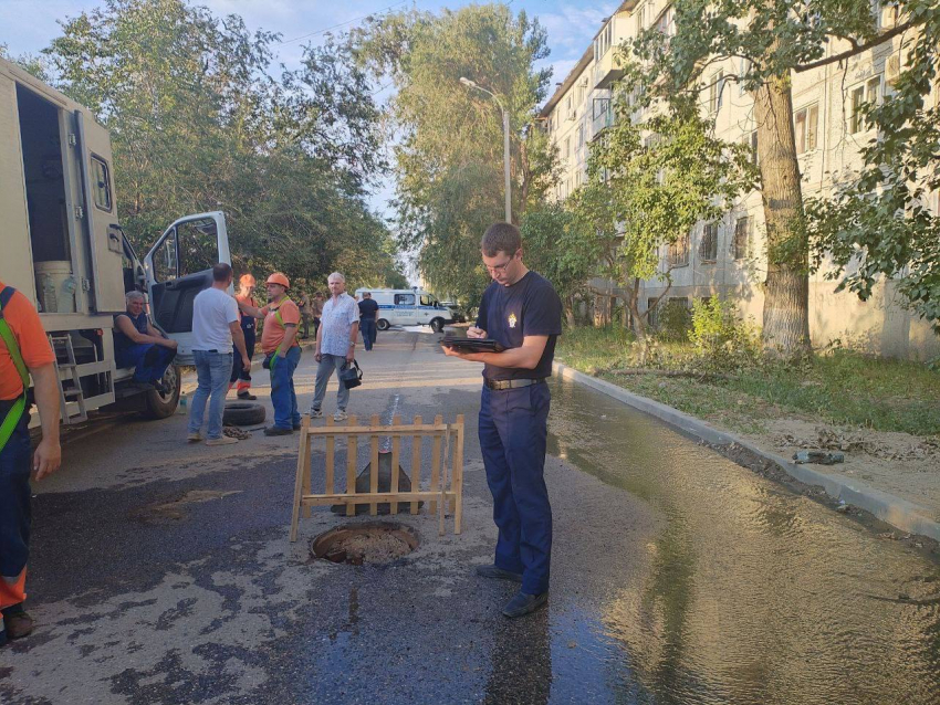 В Волгограде при устранении засора в канализационном люке погибли двое рабочих 
