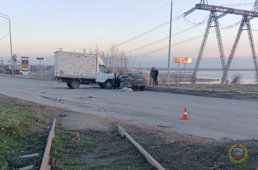 Водитель и 3-летняя пострадали в треш-ДТП на въезде на ГЭС в Волгограде