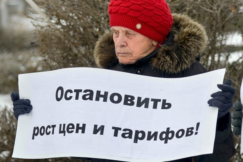 Серия одиночных пикетов против повышения тарифов ЖКХ и цен на проезд прошла в Волгограде
