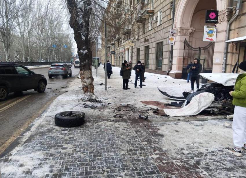 Авария с участием Mercedes на Комсомольской в Волгограде собрала гигантскую пробку