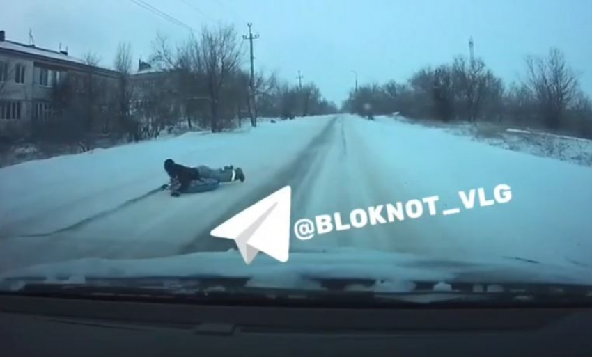 Смертельно опасные покатушки на «ватрушке» под Волгоградом попали на видео 