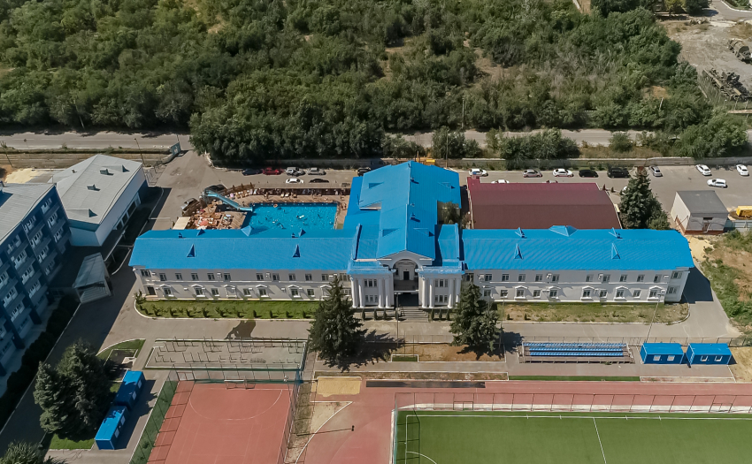 Крупный отель с бассейном и бунгало рядом с Первой продольной продают в Волгограде