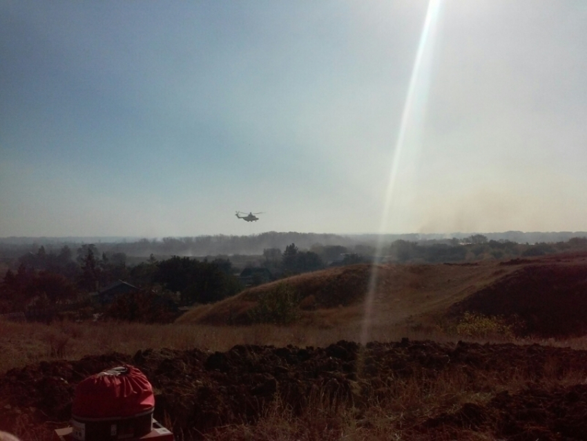 Для тушения крупного пожара в Серафимовичском районе вылетел 2 вертолет МИ-8