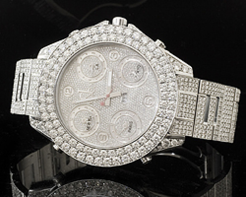 В Волгограде из дома 25-летней девушки неизвестный похитил часы с бриллиантами 