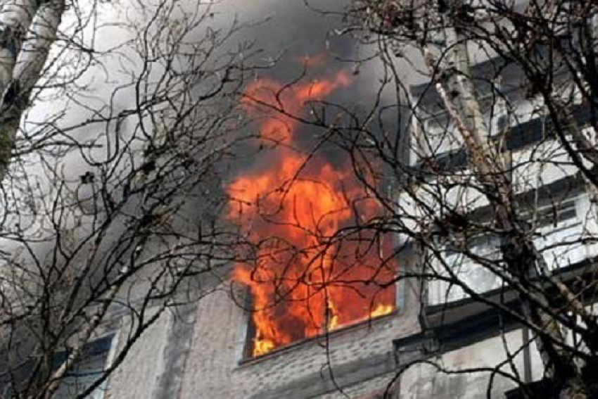 В 16-этажке на севере Волгограда из-за пожара эвакуировали 35 человек: 1 пострадал