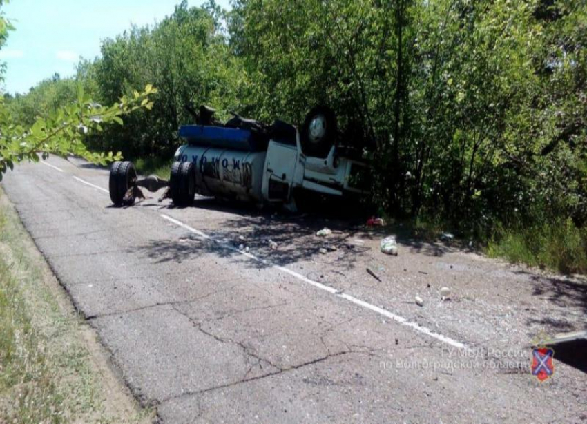 Молоковоз опрокинулся в кювет под Волгоградом: двое в больнице