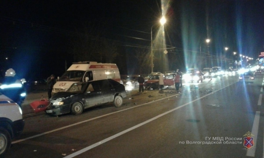 В Волгограде в ДТП Ford и «четырнадцатой» пострадали 4 человека