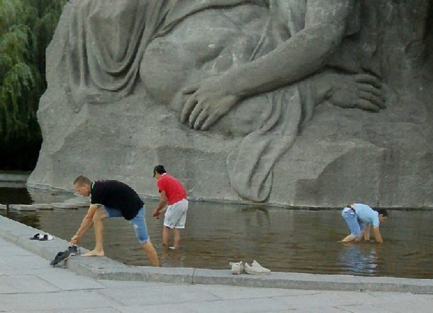 Волгоградцы «зарабатывают» вылавливанием монеток из озера Слез на Мамаевом кургане 