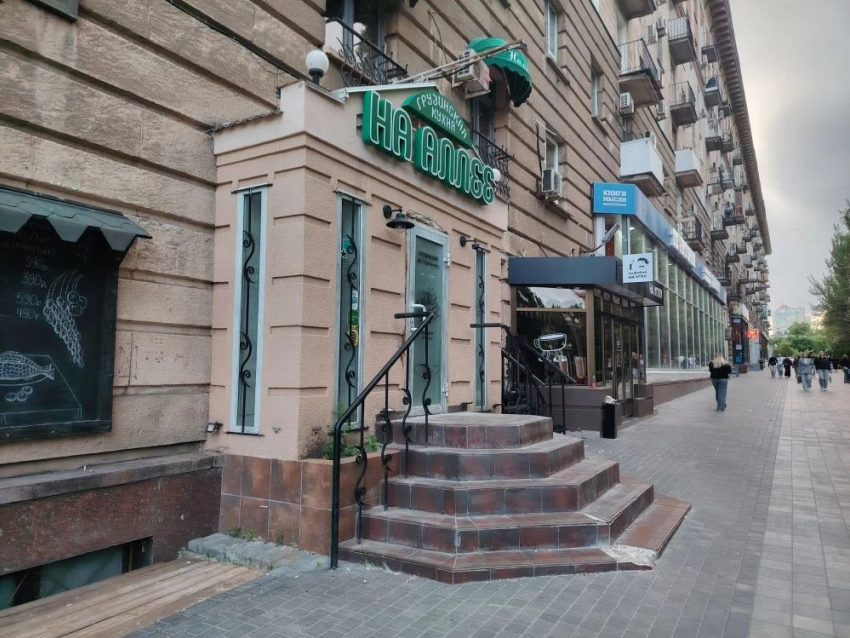 Еще два заведения закрылись на «золотом» пятачке в центре Волгограда 
