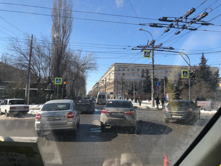 ДТП с двумя иномарками парализовало движение в центре Волгограда