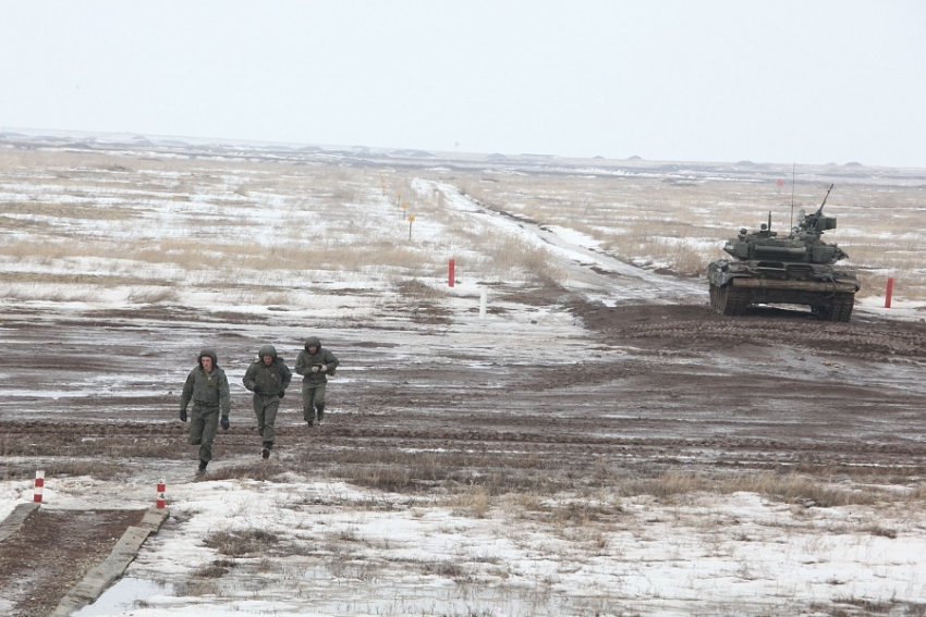 Военные вышли расчищать снег в Волгоградской области: губернатор просил помощи