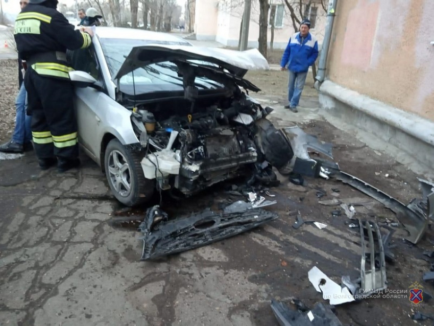 Волжанин въехал в многоквартирный дом на Hyundai: двое в больнице