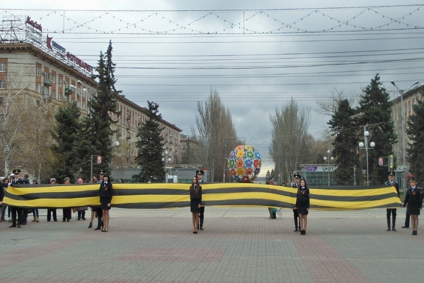 В центре Волгограда вынесли 10-метровую Георгиевскую ленту