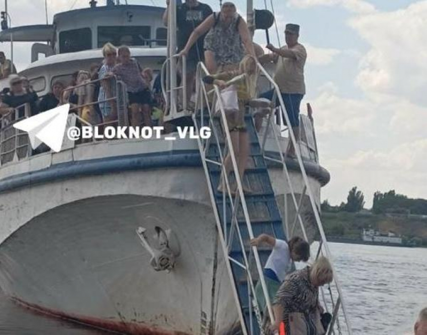 «Выглядит как кораблекрушение»: в воду высаживают пассажиров на юге Волгограда