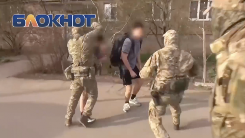 Видео задержания 17-летних планирующих теракт неонацистов в Волжском показала ФСБ