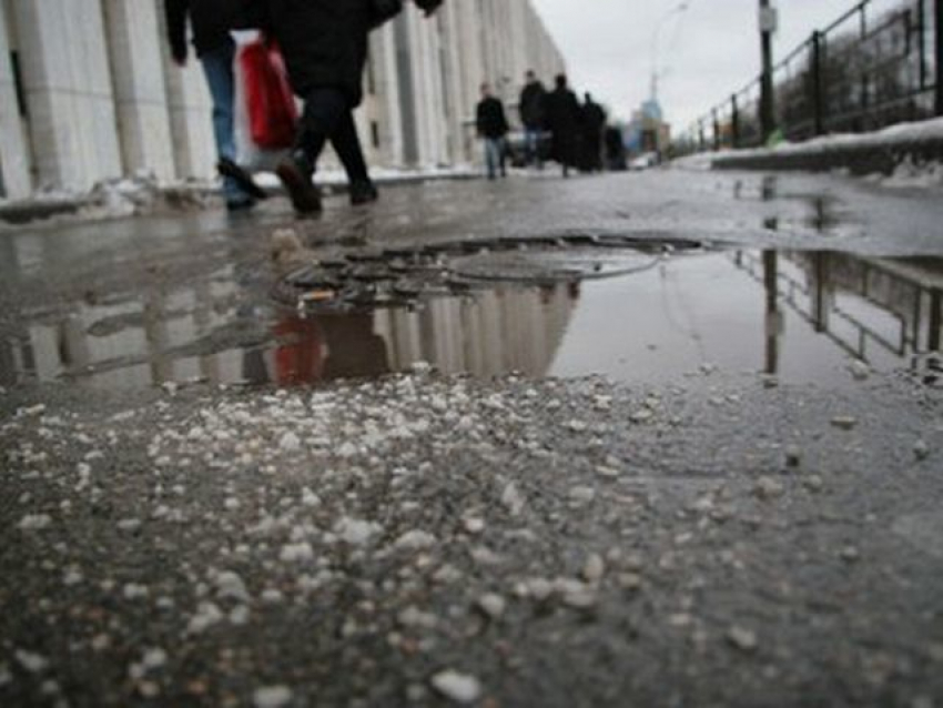 В Волгограде дороги обработали реагентами